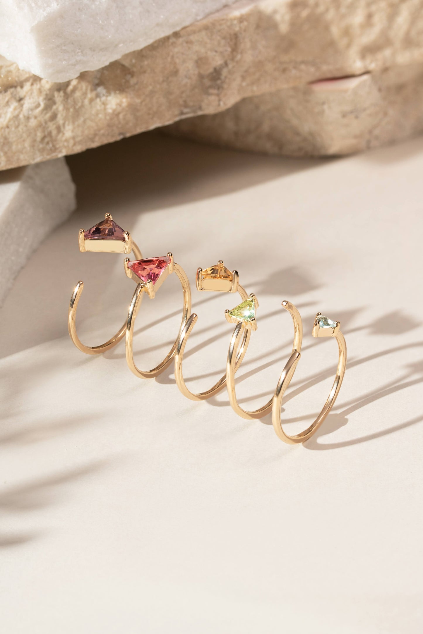 Kit de Anéis Triângulos Cristal Ametista 5 Unidades Banho de Ouro 18K