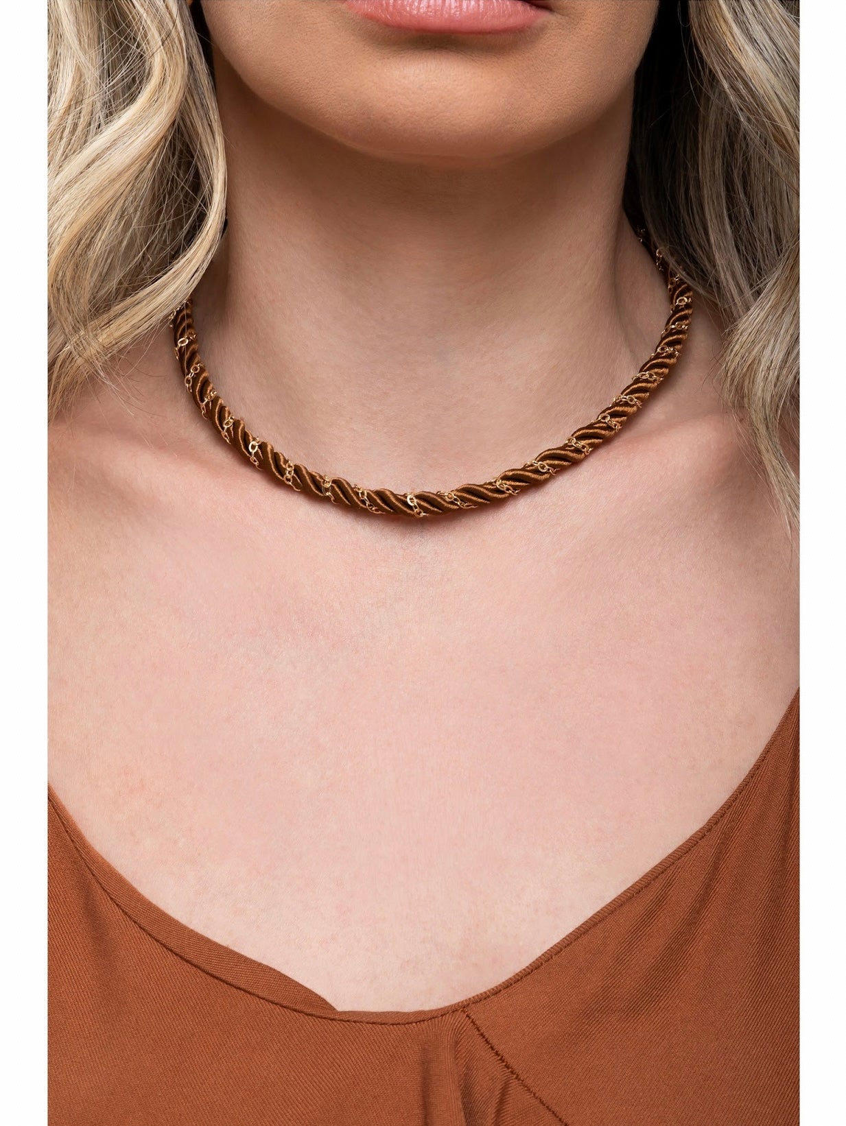 COLAR FIO DE SEDA MARROM
40+5CM