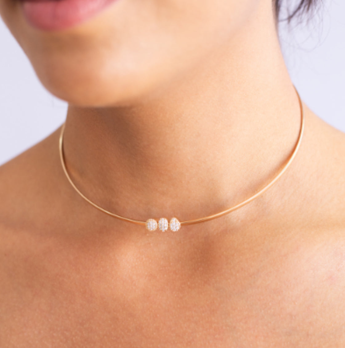 Colar Chocker Formas Pingentes Zircônias Brancas Banho de Ouro 18K