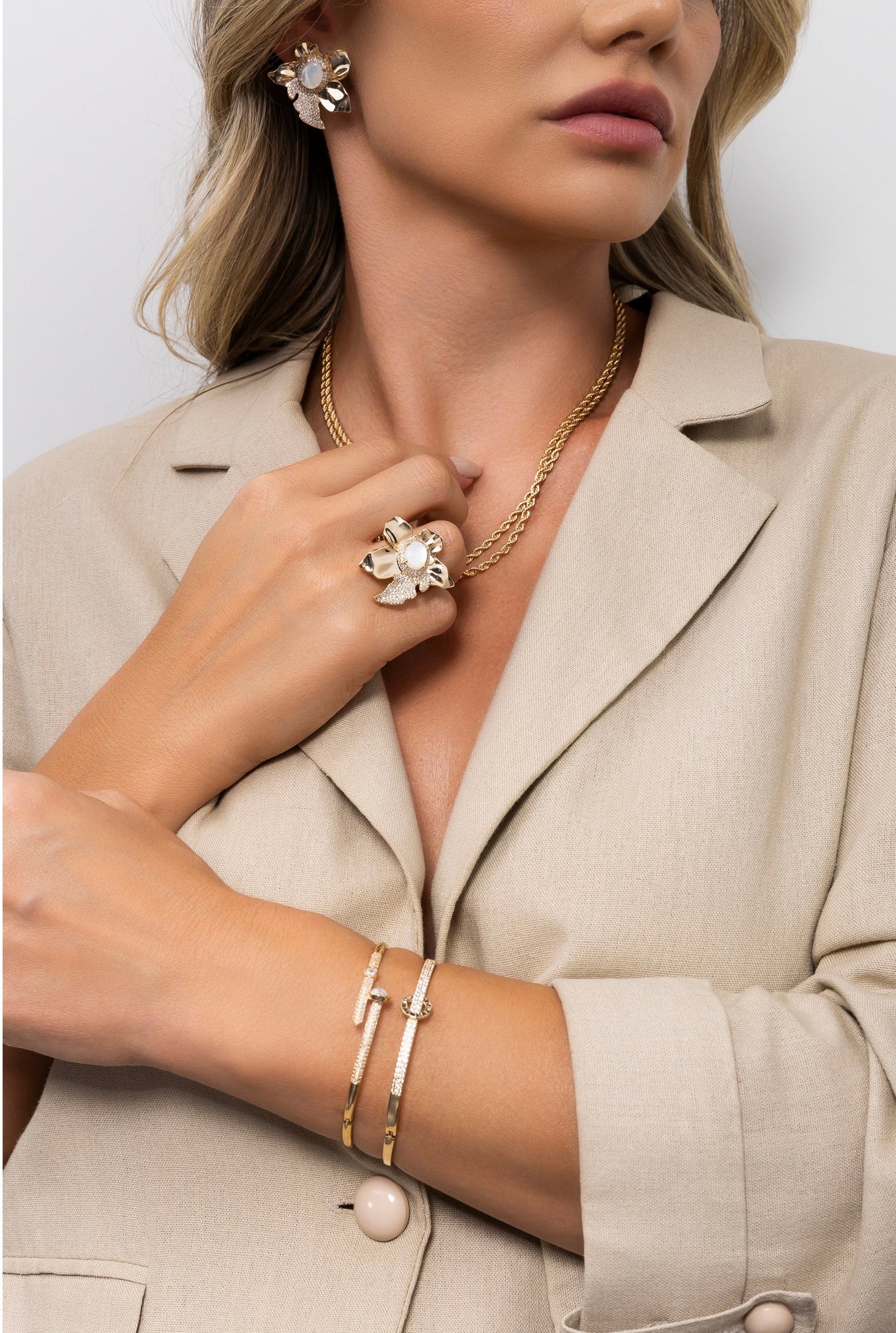 Conjunto Anel e Brinco Flor Zircônia Madrepérola Banho Ouro 18k