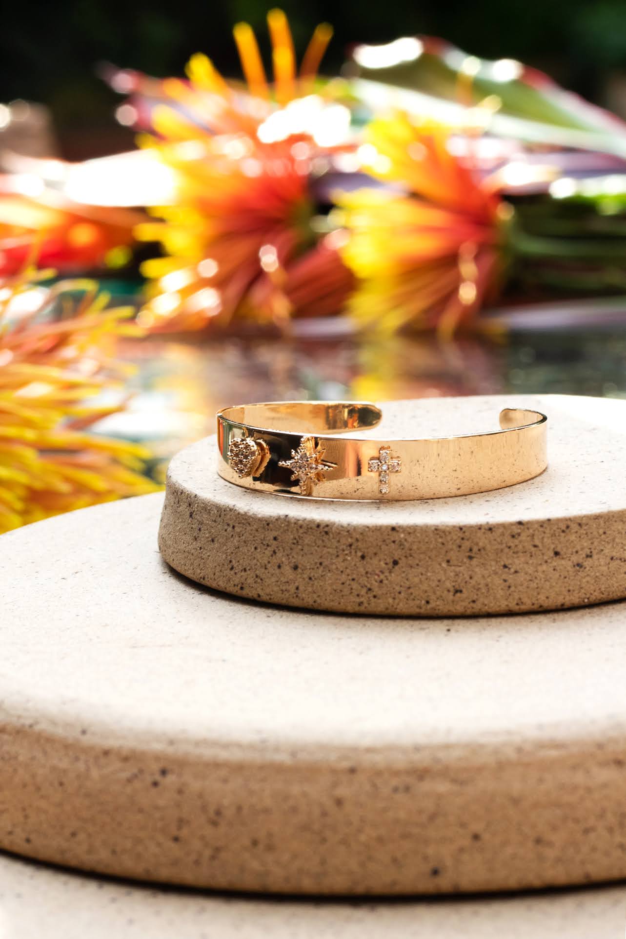 Pulseira Bracelete Zircônia Branca Símbolos Banho de Ouro 18K