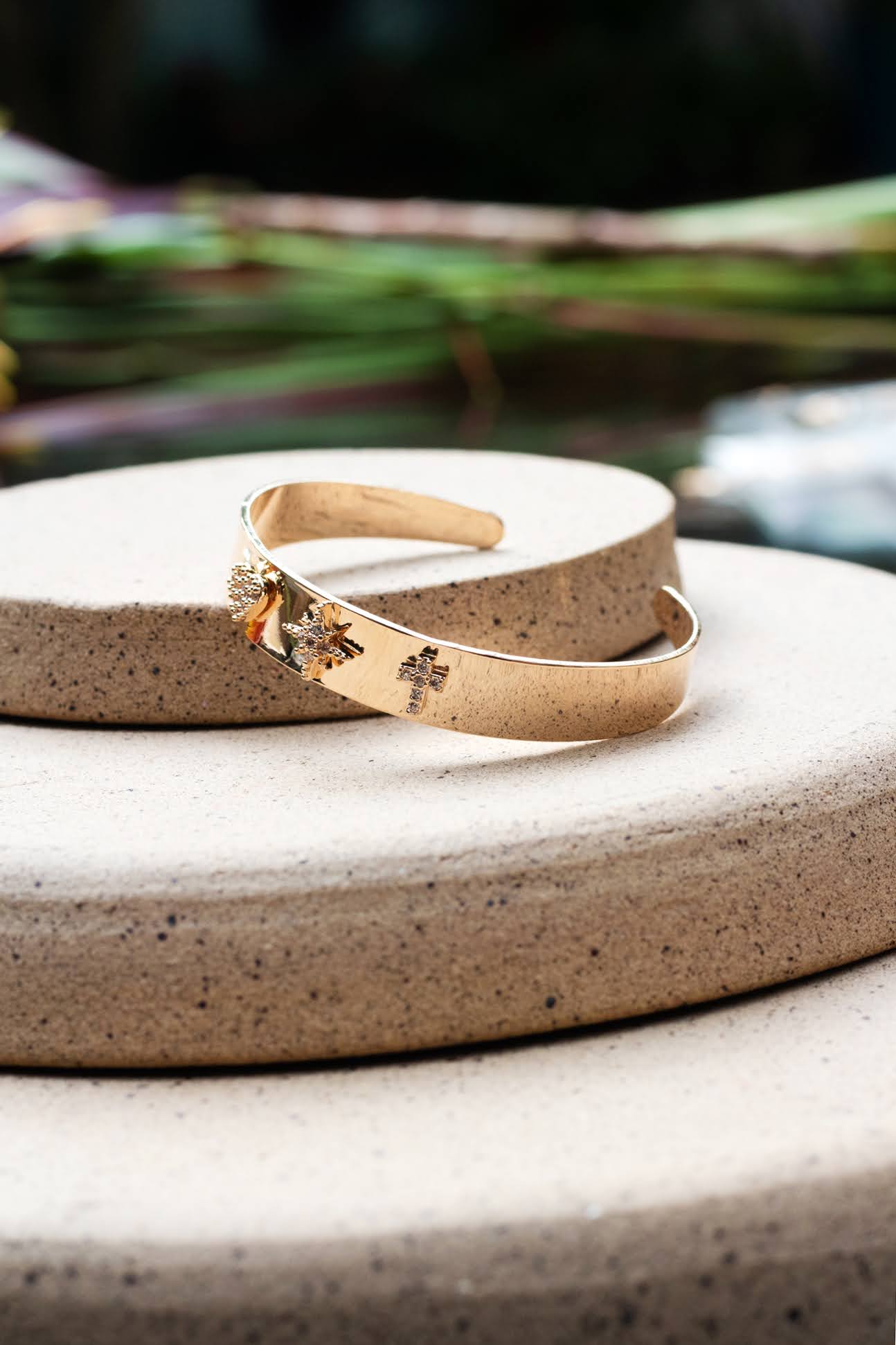 Pulseira Bracelete Zircônia Branca Símbolos Banho de Ouro 18K