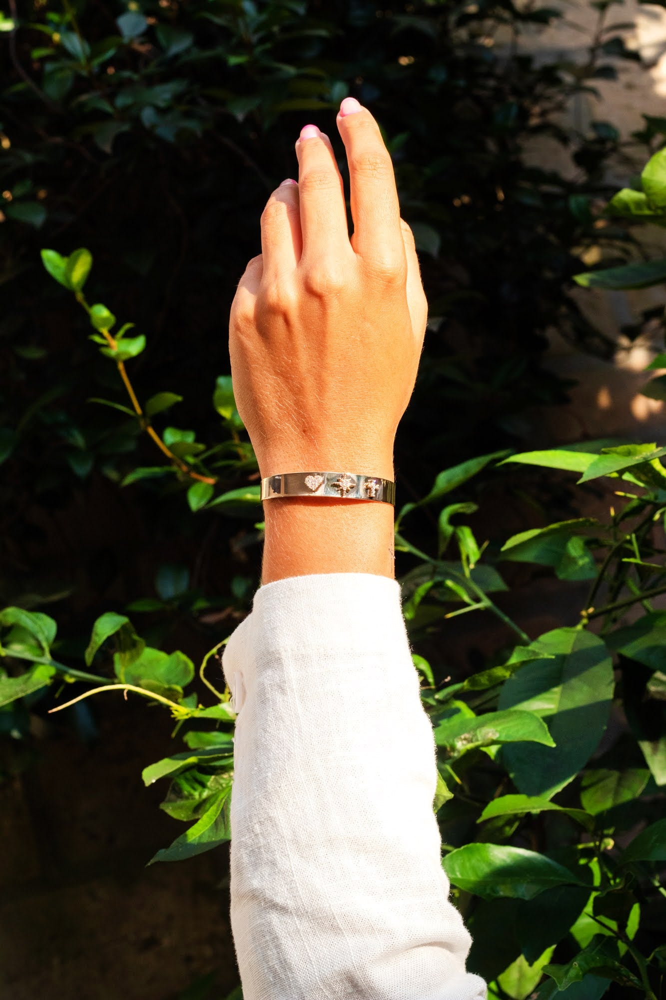 Pulseira Bracelete Zircônia Branca Símbolos Banho de Ouro 18K