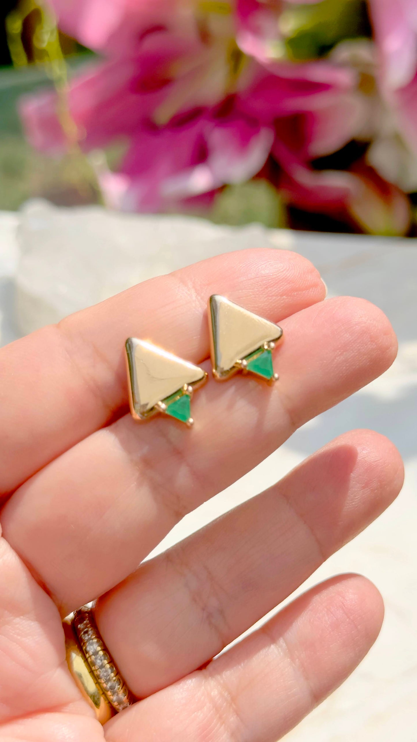 Brinco Pirâmide Cristal Esmeralda Banho de Ouro 18K Nano Gold