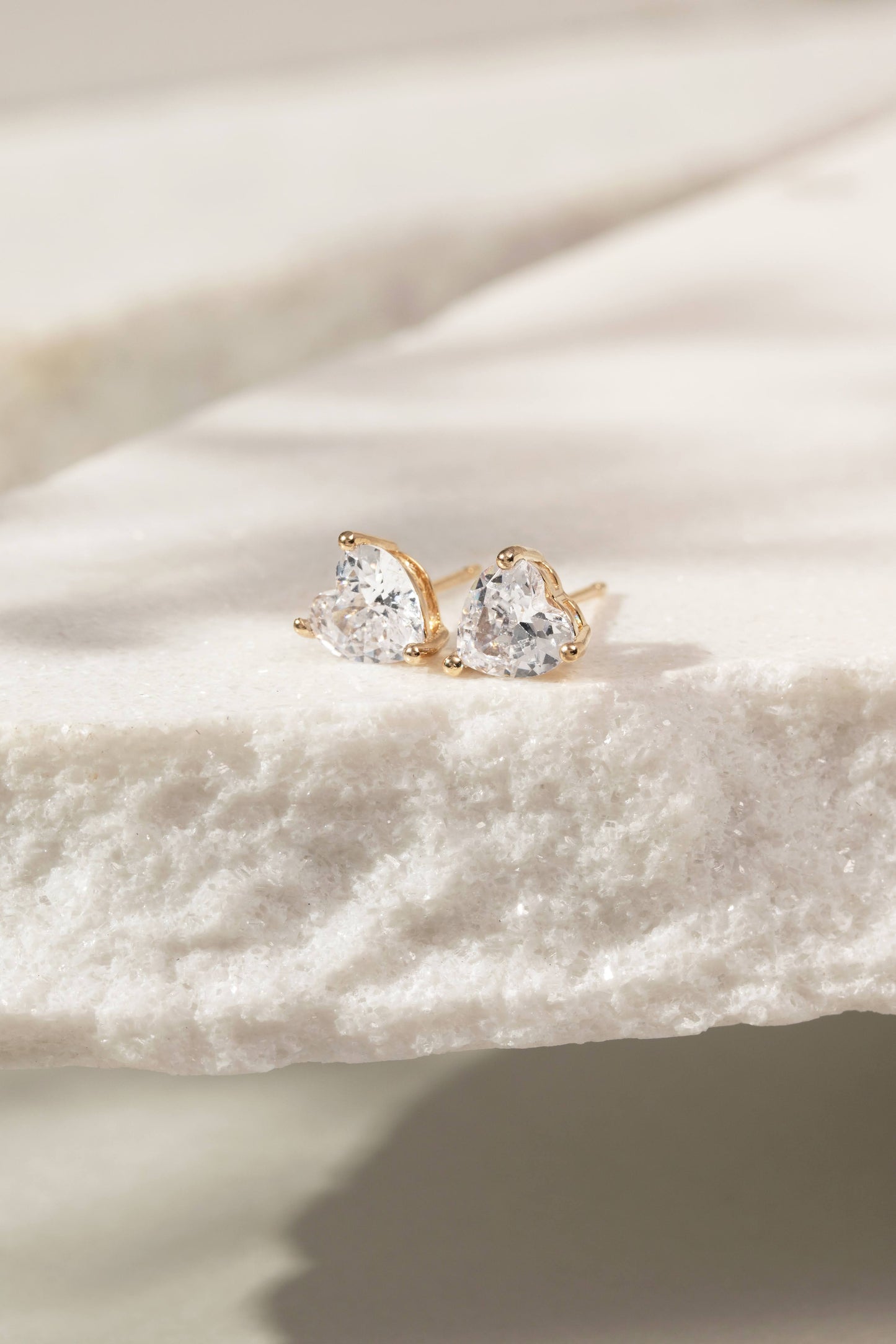 Kit de brincos Cristal Safira Zirconia Branca Coração Banho de Ouro 18K