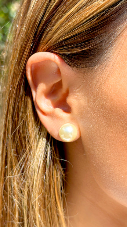 Brinco Pérola Coreana 12mm Banho de Ouro 18K