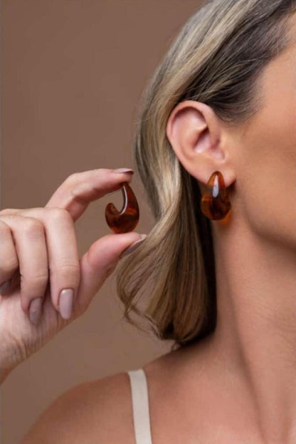 BRINCO GOTA RESINA MARROM M