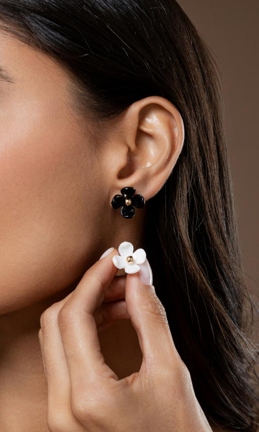 BRINCO FLOR BRANCO E PRETO
DUPLA