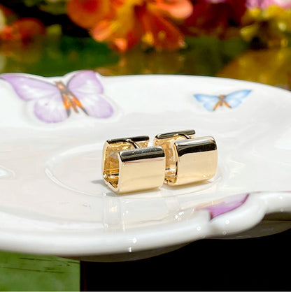 Brinco Quadrado Liso Banho de Ouro 18K