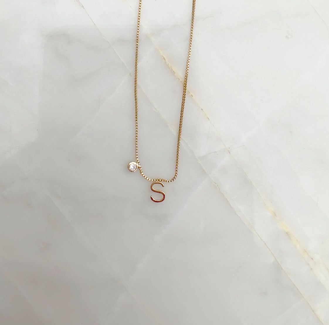 Colar Zircônia Branca Mini Letra S Banho a Ouro 18K