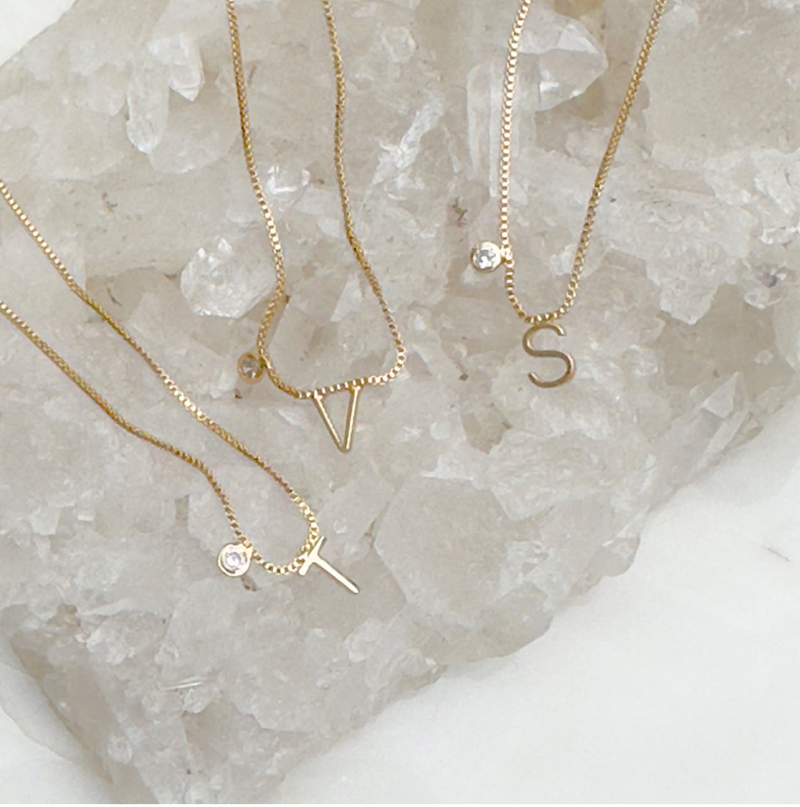 Colar Zircônia Branca Mini Letra S Banho a Ouro 18K