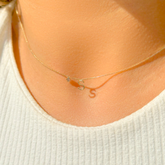 Colar Zircônia Branca Mini Letra S Banho a Ouro 18K