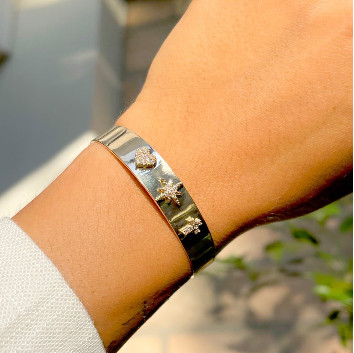 Pulseira Bracelete Zircônia Branca Símbolos Banho de Ouro 18K