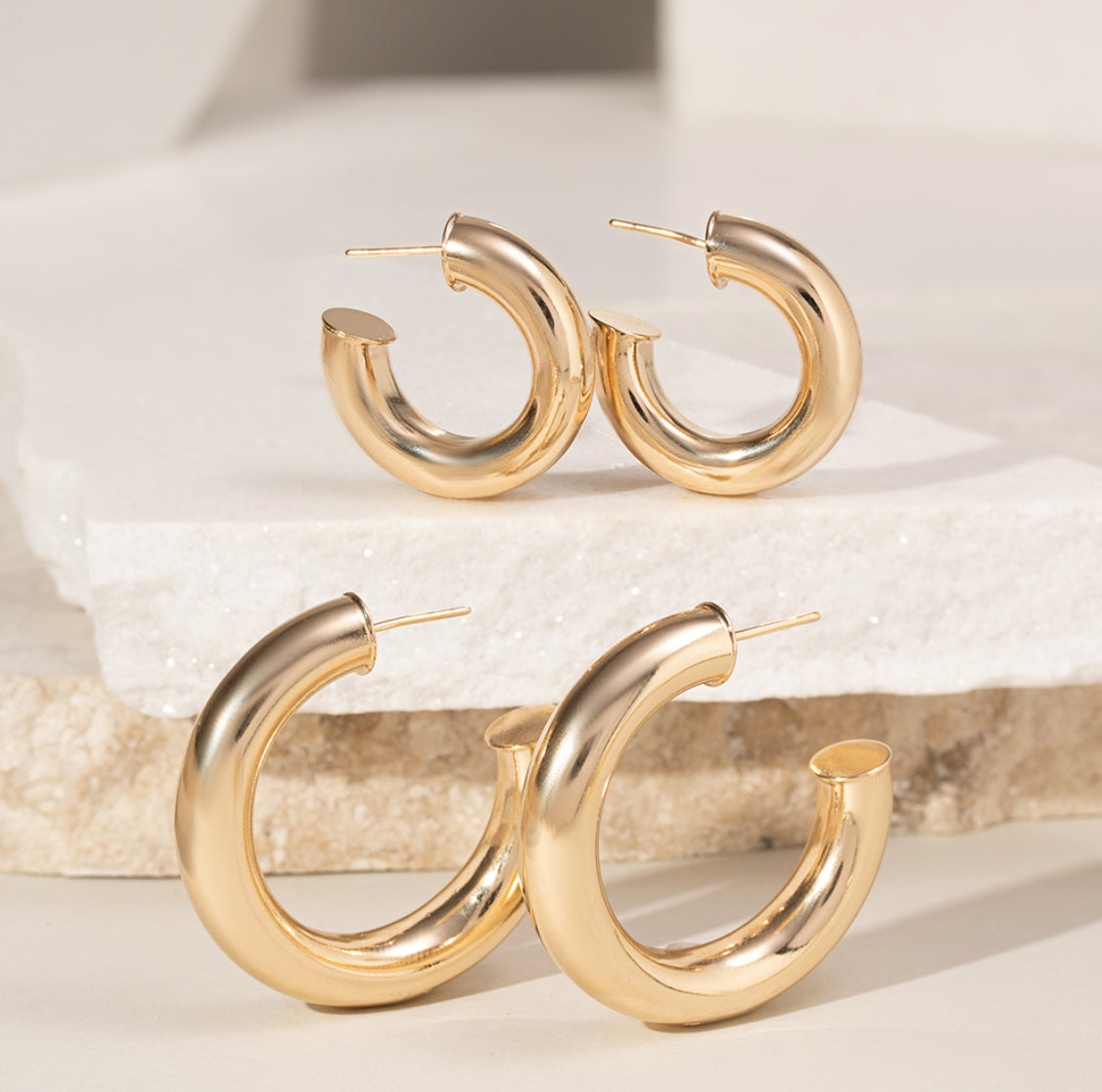 Brinco Argola Lisa Tubular 7mm de Largura - 27mm de Extensão - Banho de Ouro 18K