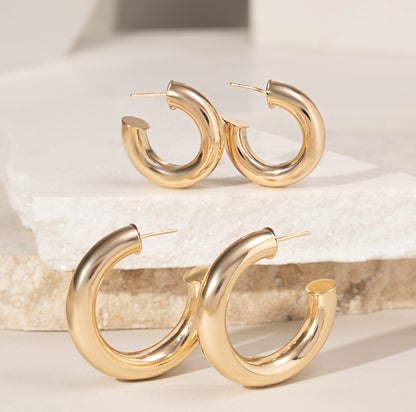 Brinco Argola Lisa Tubular 7mm de Largura - 27mm de Extensão - Banho de Ouro 18K