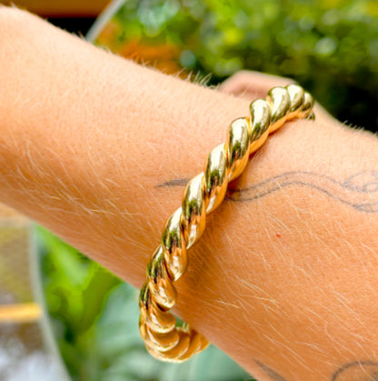 Pulseira Bracelete Liso Tubo Redondo Torcido 5 mm Banho de Ouro 18K