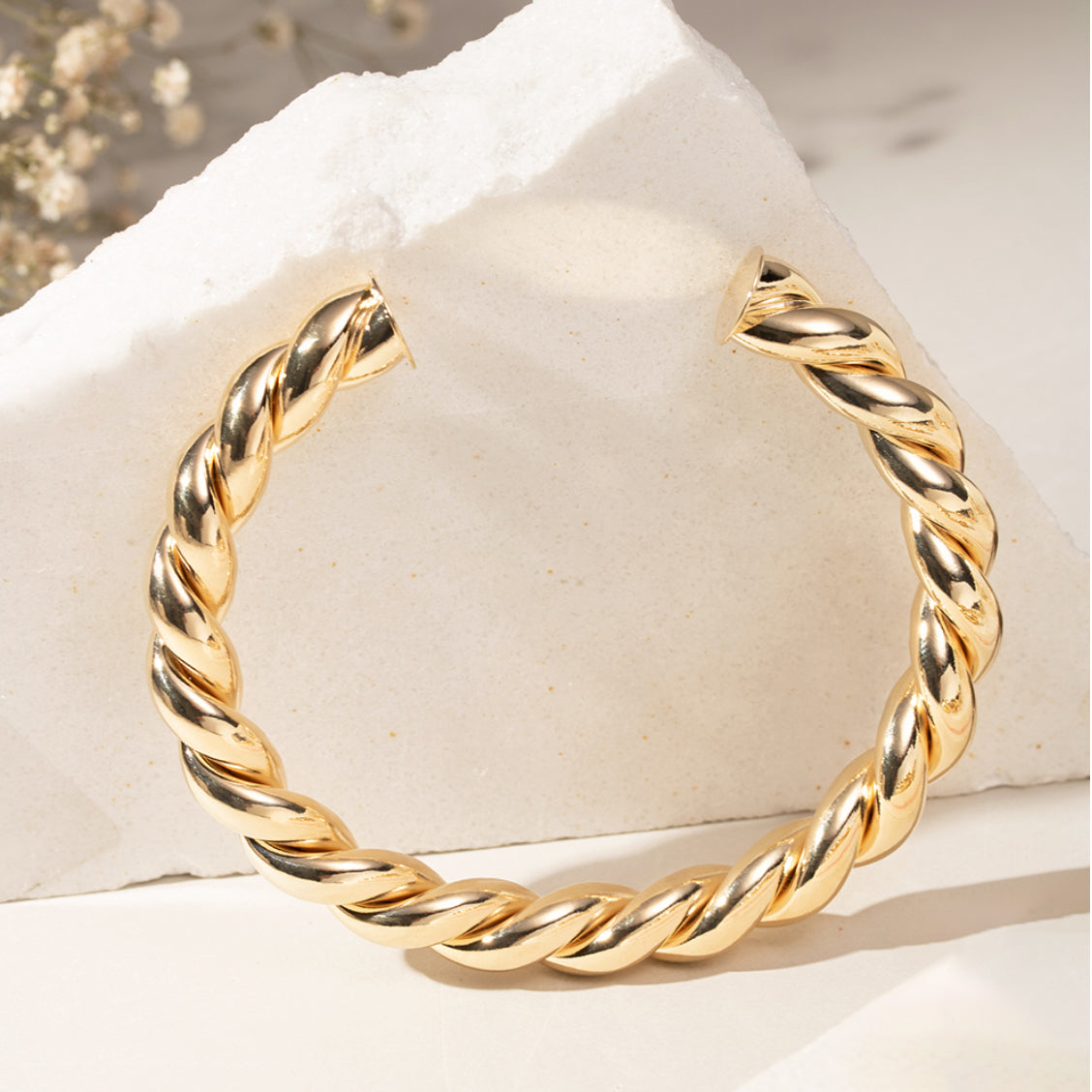 Pulseira Bracelete Liso Tubo Redondo Torcido 5 mm Banho de Ouro 18K