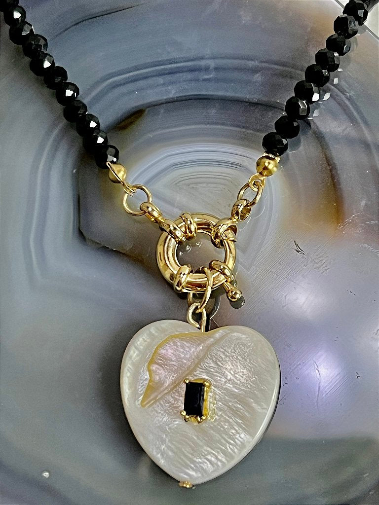 Colar Cristal Preto Coração Madrepérola
